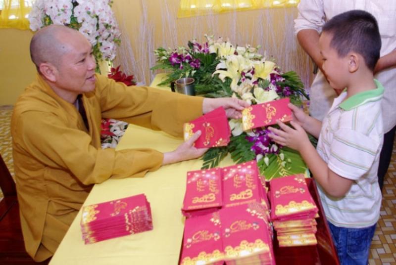 Một nhóm người đang vẫy tay chào tạm biệt nhau trong một khung cảnh ngoài trời thân mật, thể hiện sự gần gũi và thoải mái khi sử dụng các cách nói tạm biệt tiếng Anh thông dụng.